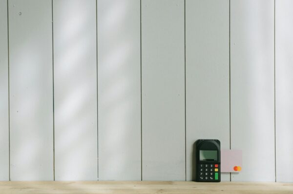 #kapalı, ahşap yüzey, akıllı telefon içeren Ücretsiz stok fotoğraf