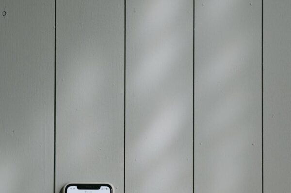 100 dolarlık banknot, ahşap masa, akıllı cihaz içeren Ücretsiz stok fotoğraf